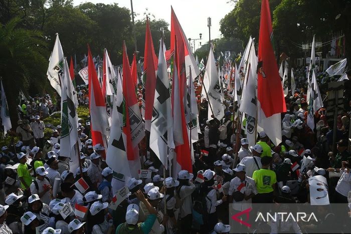 Ribuan Pendukung Antarkan Anies - Muhaimin Mendaftar KPU RI