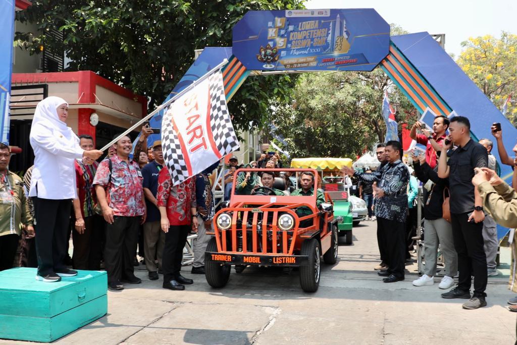 Lepas Parade 260 Kendaraan Konversi Listrik Karya Siswa SMK Jatim, Gubernur Khofifah: Inovasi Luar Biasa!