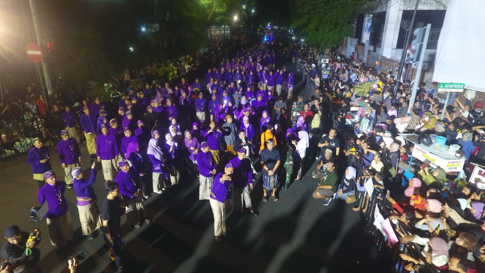 Ribuan Penonton Padati Rute Kediri Nite Carnival 2023, Wali Kota Abu Bakar Dikawal Power Rangers dan Spiderman