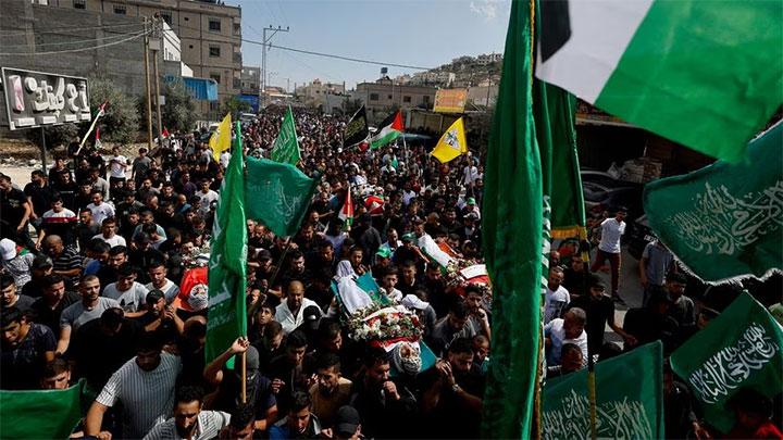 Jeda Kemanusiaan Dimanfaatkan Warga Palestina Mengunjungi Makam Kerabat
