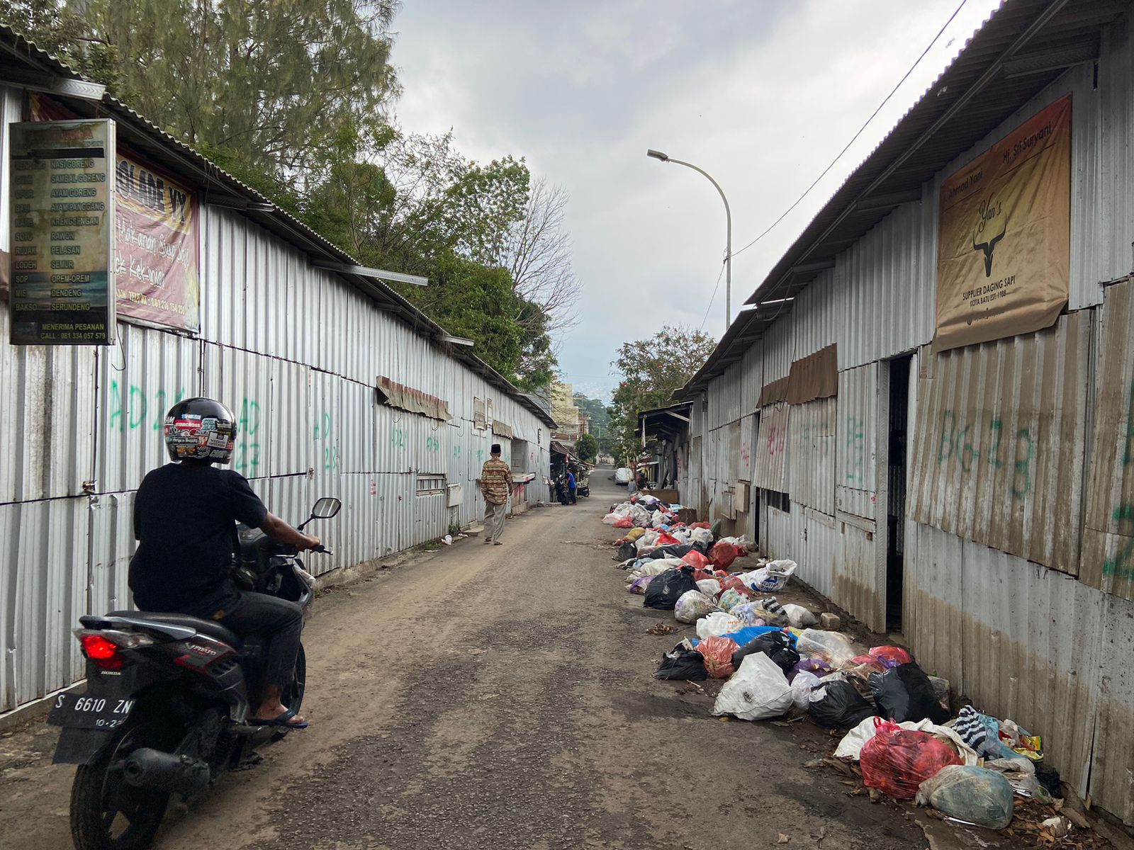 Warga Buang Sampah di Pasar Relokasi Kota Batu, Pedagang Mengeluh Sebabkan Sepi Pembeli