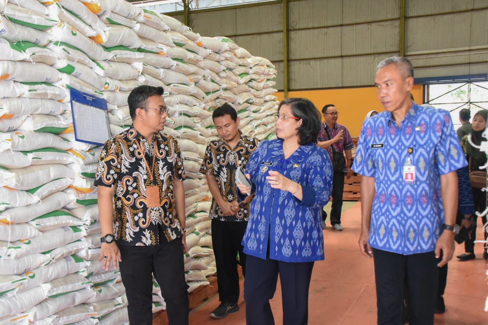 Tinjau Gudang Bulog, Pj Wali Kota Kediri Pastikan Stok Beras Aman hingga 2024