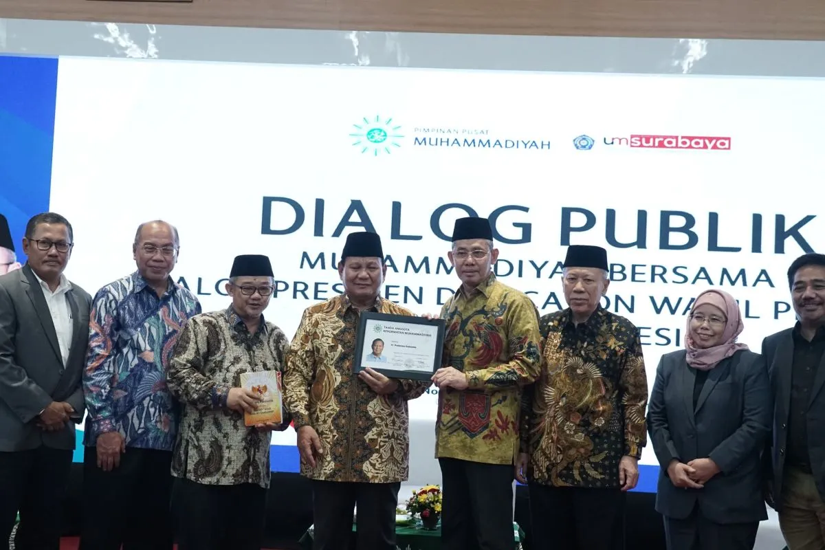 Muhammadiyah Berikan Kartu Anggota Kehormatan kepada Prabowo