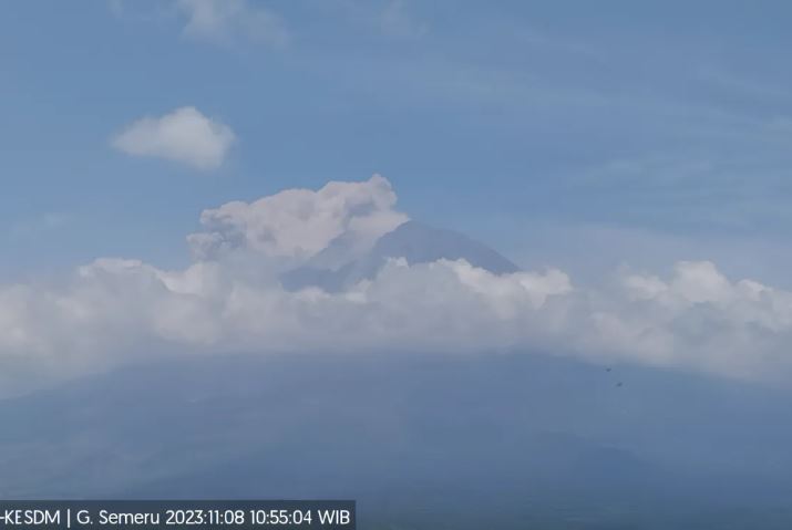 Waspada! Gunung Semeru Luncurkan Awan Panas Sejauh Satu Kilometer
