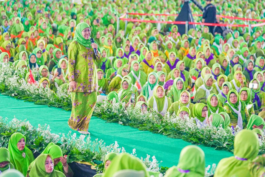 Bersama 15 Ribu Muslimat NU, Gubernur Jatim Berdzikir dan Sholawat Sambut Hari Ibu