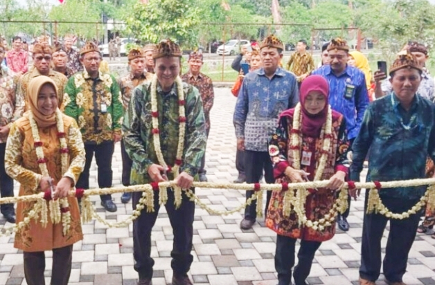 Bersama Deputi Kementerian Koperasi dan UMKM RI, Wali Kota Mojokerto Resmikan PLUT-KUMKM