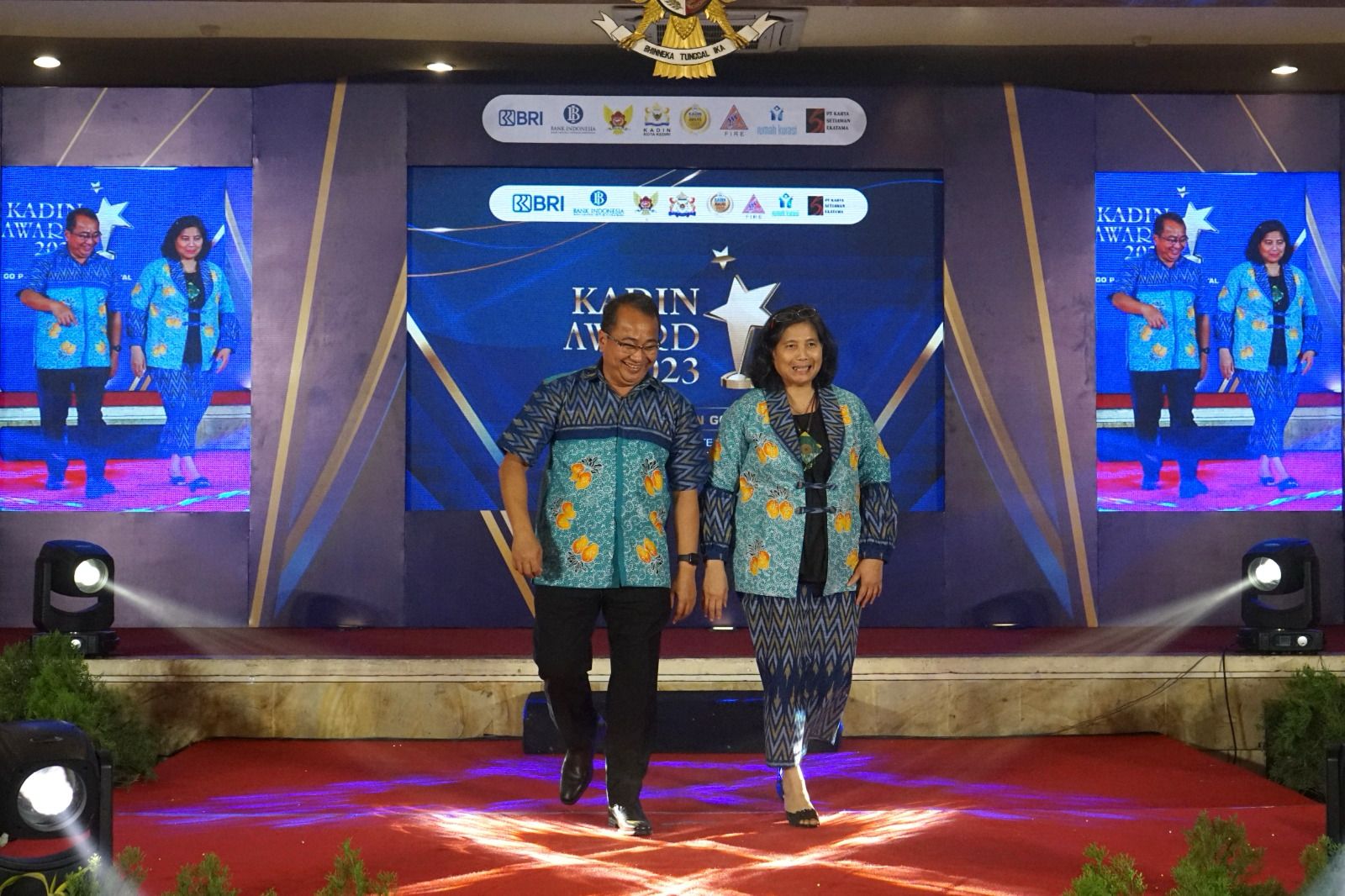 Buka Kadin Award 2023, Pj Wali Kota Kediri Jadi Peragawati Dadakan