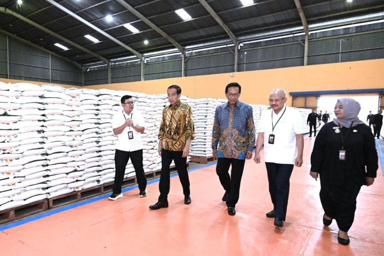 Jokowi Ajak Sri Sultan Bagikan Bansos Beras di Sleman