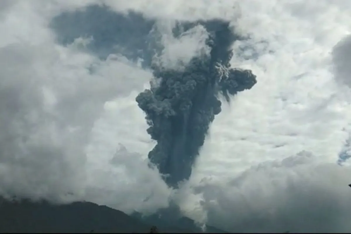 Gunung Marapi Erupsi Lontarkan Batu Api