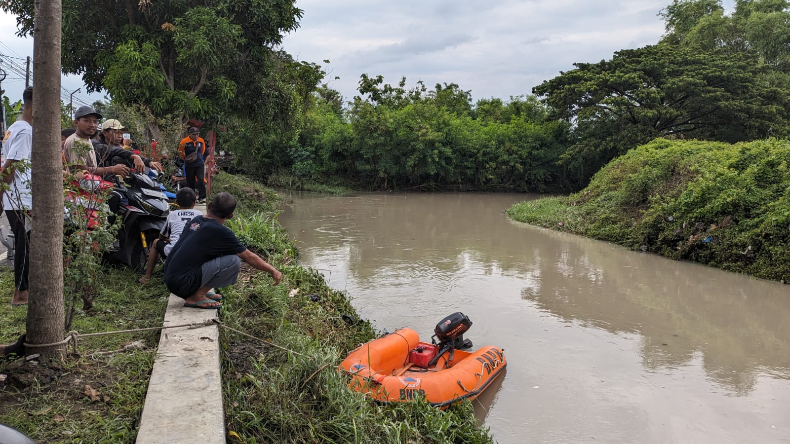 Pensiunan TNI Tenggelam di Sungai Sono Saat Bersihkan Sampah