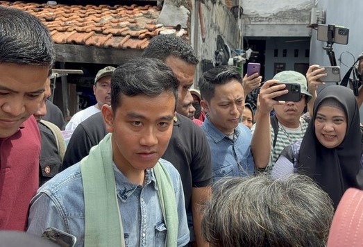 Kampanye di Jakarta, Gibran Bagikan Buku Tulis
