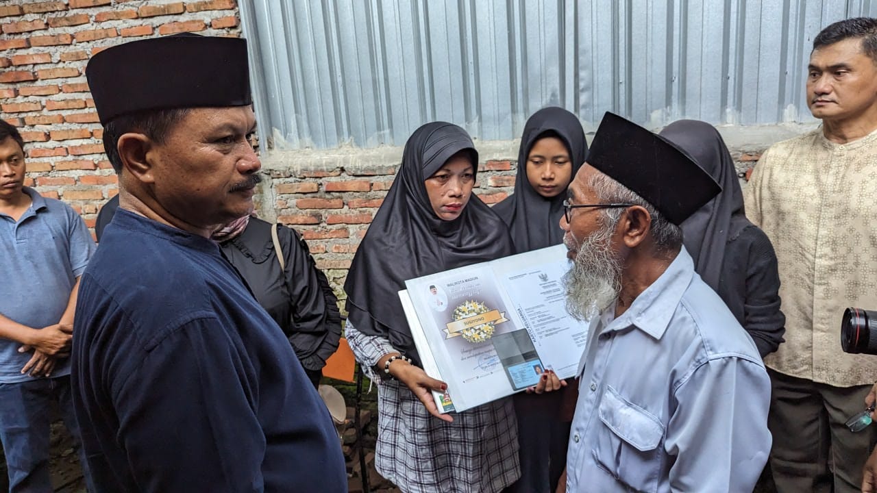 Walikota Madiun Maidi menyerahkan santuanan kepada keluarga Sugiono, Limas yang meninggal saat menjalankan tugas