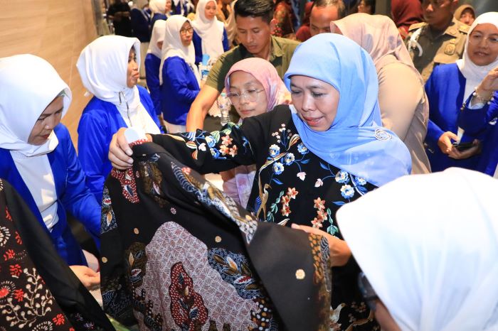 Gubernur Khofifah Terima Penghargaan Tokoh Wanita Inspiratif