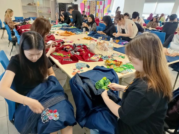 Sebanyak 60 Mahasiswa Asia Manfaatkan Limbah Kain Jadi Ornamen Outer Cantik