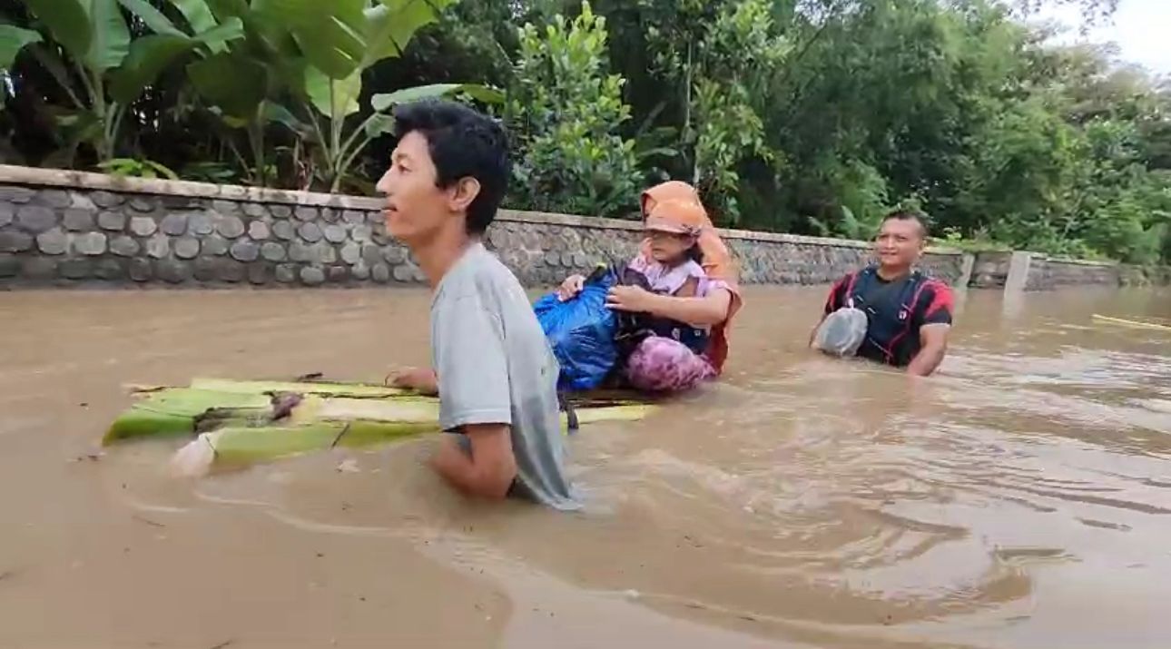 Banjir di Kabupaten Madiun, Puluhan Keluarga Diungsikan ke Kantor Desa Balerejo