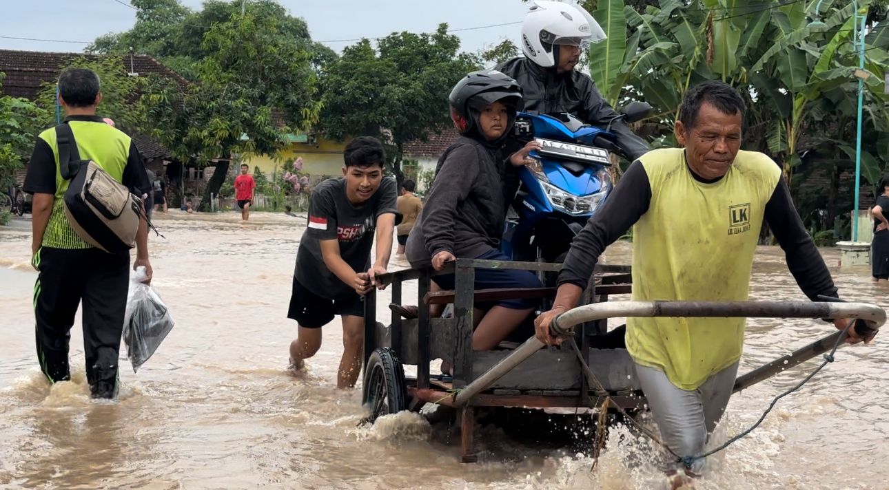 Banjir Jadi Berkah Buat Penyedia Jasa Ojek Grobak
