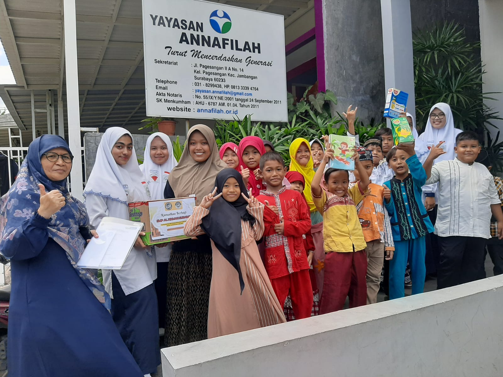 Berkah Ramadan, Siswa SMP Al-Hikmah Surabaya Berbagi di 5 Panti Asuhan