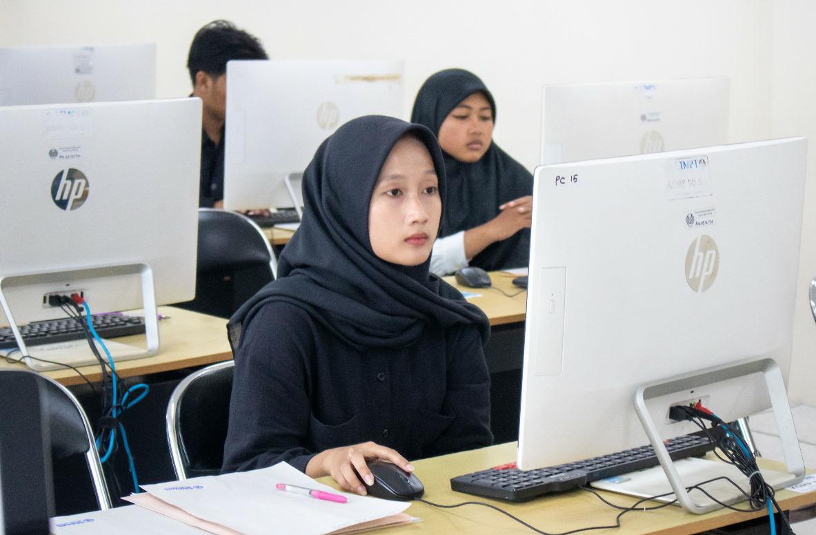 UTBK Hari Pertama Unesa Diikuti 1.980 Peserta