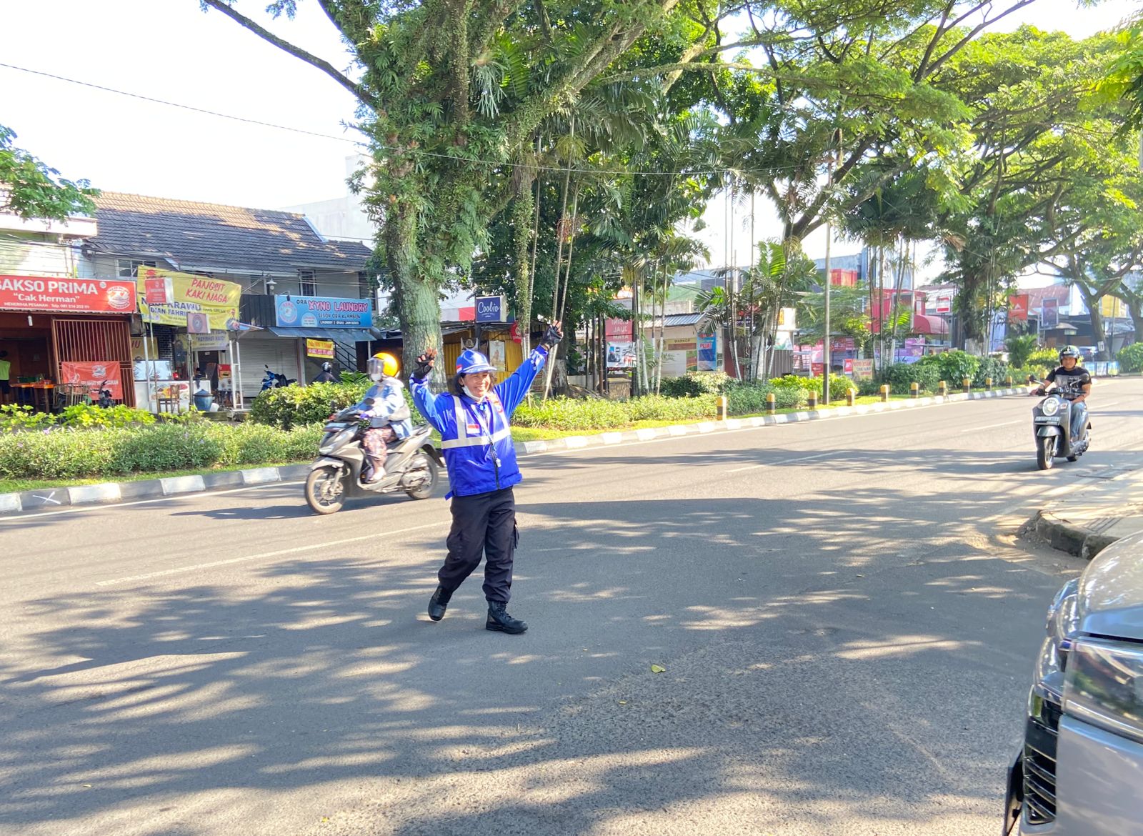 Karni, Perempuan Paruh Baya di Balik Kelancaran Lalu lintas Jalan Soekarno-Hatta Kota Malang