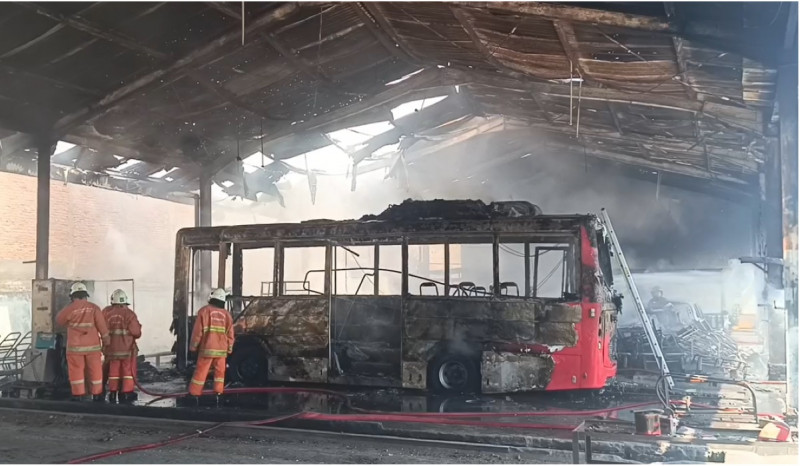 Bus Listrik Hibah G20 Bali dan 6 Kendaraan Terbakar di Pool Damri Jagir