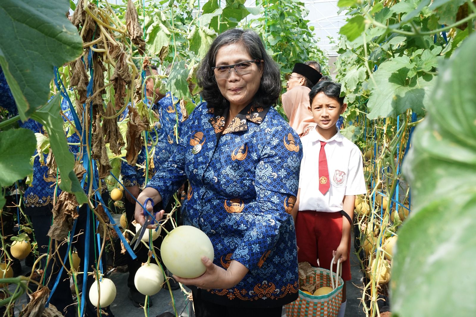 Hari Anak Nasional 2024, Pj Wali Kota Kediri Ajak Edukasi Budidaya Melon di Kampung Tani Taman Kleco