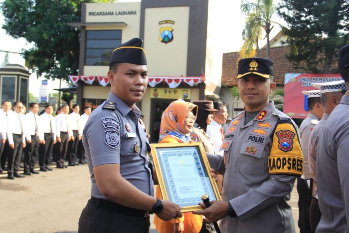 Polres Kediri Kota Beri Penghargaan Dua Pegawai Lapas Kediri