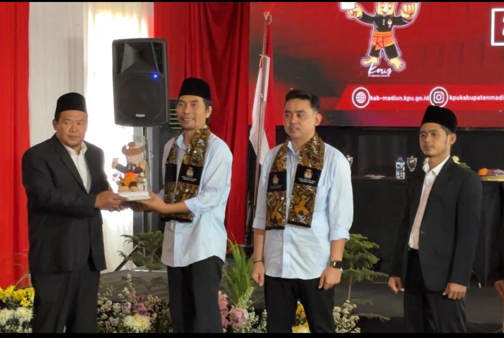 Maju Pilkada Kabupaten Madiun, Kaji Embing dan Sandhika Daftar ke KPU
