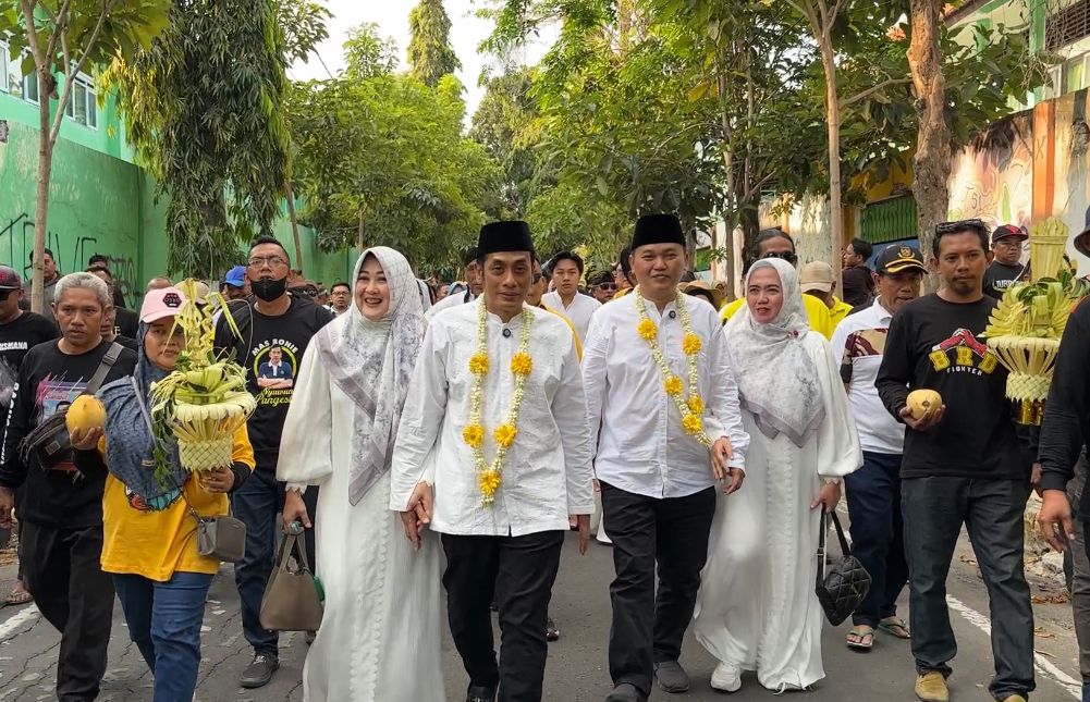 Pasangan Bonie - Bagus diantar ribuan relawan mendaftar di KPU Kota Madiun Kamis (29/8/2024)