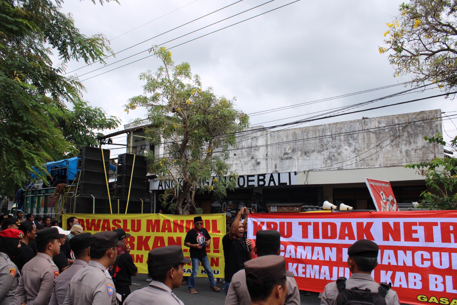 Ratusan Massa Datangi KPU dan Bawaslu Blitar, Tuntut Netral dan Tidak Memihak Paslon