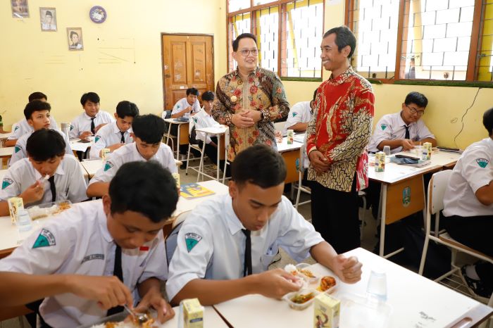 Pj. Gubernur Jatim : Tunggu Arahan Pemerintah Pusat Pelaksanaan Program Makan Gratis