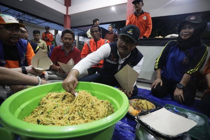 Mensos Gus Ipul Salurkan Bantuan untuk Korban Banjir di Sidoarjo