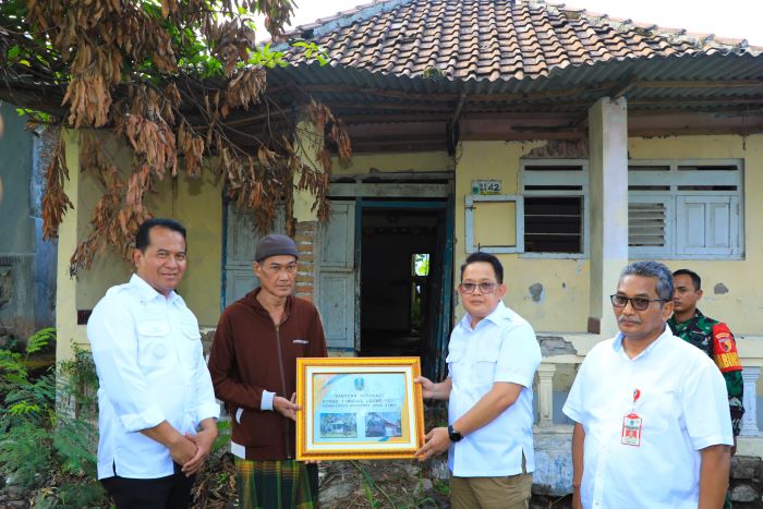 Hari Bakti PU ke-79, Pj Gubernur Adhy Serahkan Berbagai Bantuan Hingga Bedah Rumah di Pasuruan